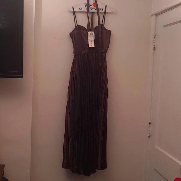 Accordion Gown - Tie Around the Neck Straps - NWT - Picture 2 of 2